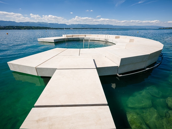 plataforma de agua en mármol