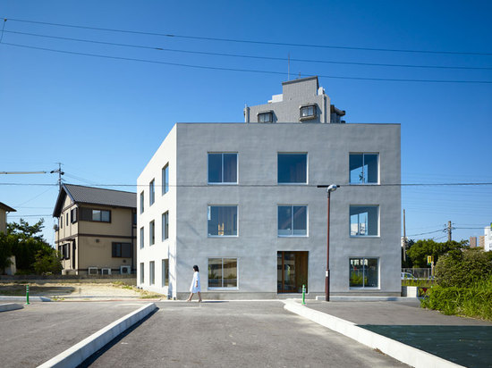 localizado en los suburbios de Nagoya, el exterior es una estructura three-storey simple