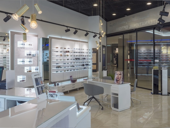 Joyas del oro en Optique internacional en Kuwait por el concepto S