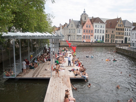 El guau y Dertien 12 del taller crean al club del nadador del canal en el canal de Brujas