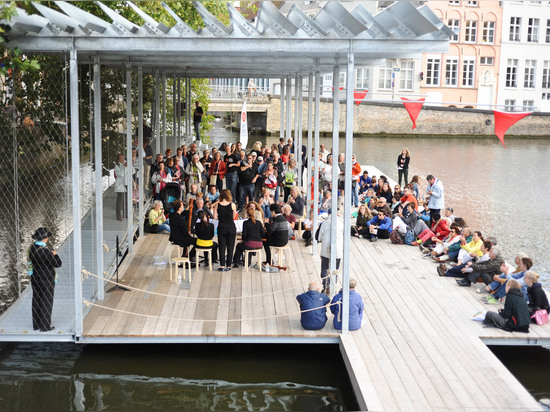 El guau y Dertien 12 del taller crean al club del nadador del canal en el canal de Brujas