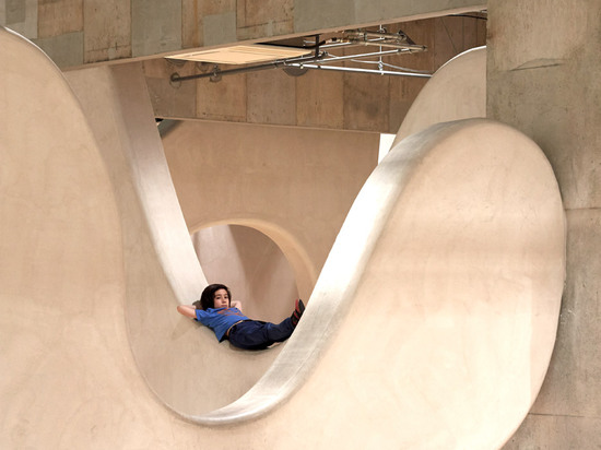 Junya Ishigami crea el cuarto de niños con las paredes nube-formadas dentro de un bloque de la alta subida