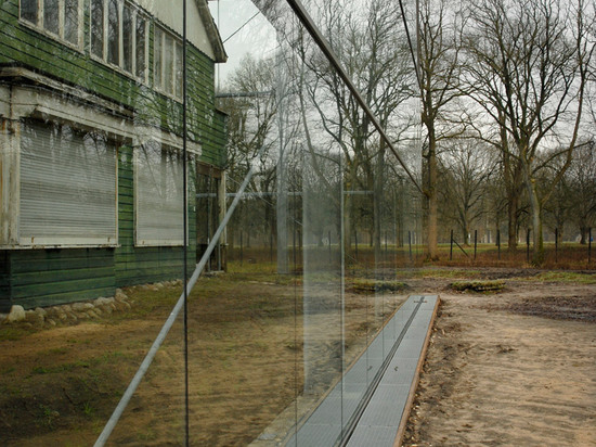 Oving Architecten cubre la casa del campo de concentración en vidrio como monumento al holocausto