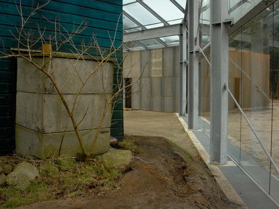 Oving Architecten cubre la casa del campo de concentración en vidrio como monumento al holocausto