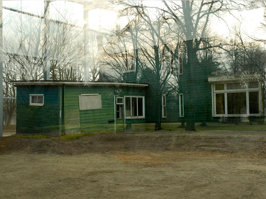 Oving Architecten cubre la casa del campo de concentración en vidrio como monumento al holocausto