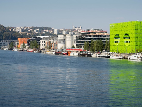 el cubo verde está situado a lo largo de los bancos del río del saône en Lyon