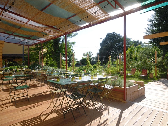 fuera de la cena son los gracias posibles al mirador que pasa por alto en el jardín