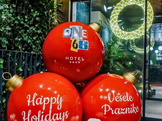 Branding festivo en el Hotel one66: chucherías navideñas gigantes