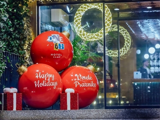 Branding festivo en el Hotel one66: chucherías navideñas gigantes