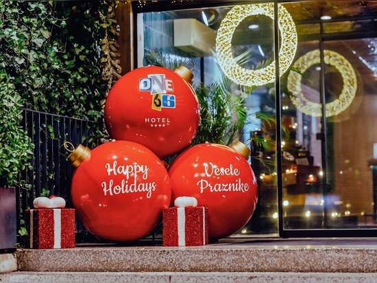 Branding festivo en el Hotel one66: chucherías navideñas gigantes