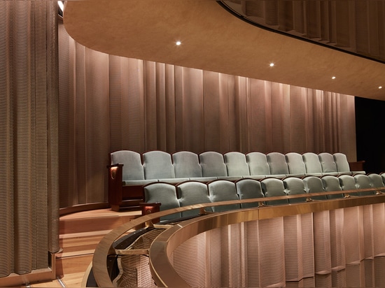 El Jacobs Music Center, sede de la Orquesta Sinfónica de San Diego, ha reabierto recientemente sus puertas con reformas en las que se ha utilizado la malla metálica de Banker Wire, que parece un te...