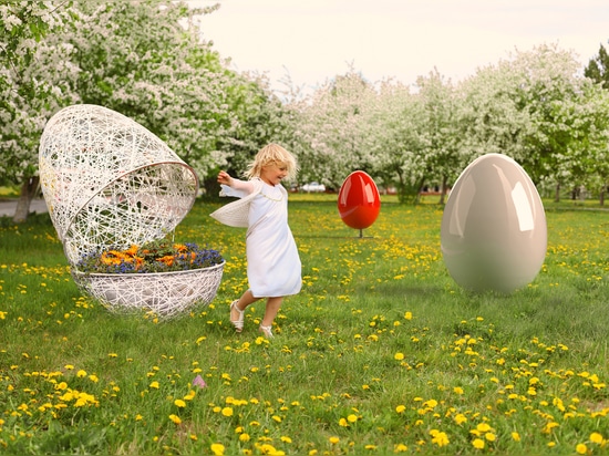 Decoraciones de Pascua en fibra de vidrio: Huevos, conejos y gallinas personalizables para elevar los espacios urbanos