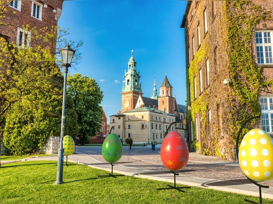 Decoraciones de Pascua en fibra de vidrio: Huevos, conejos y gallinas personalizables para elevar los espacios urbanos