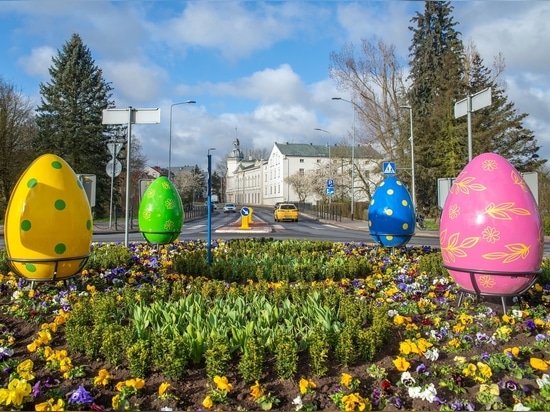 Decoraciones de Pascua en fibra de vidrio: Huevos, conejos y gallinas personalizables para elevar los espacios urbanos