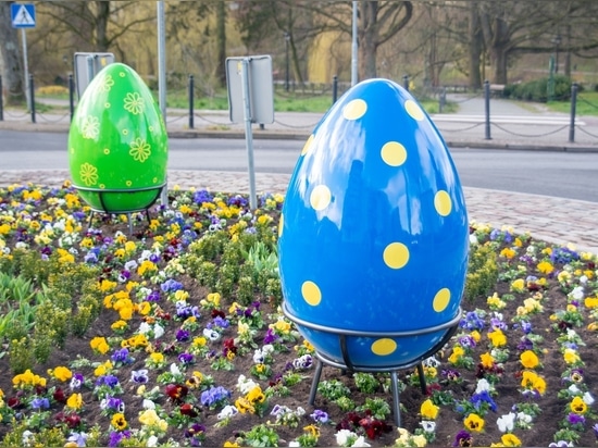 Decoraciones de Pascua en fibra de vidrio: Huevos, conejos y gallinas personalizables para elevar los espacios urbanos