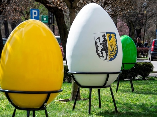 Decoraciones de Pascua en fibra de vidrio: Huevos, conejos y gallinas personalizables para elevar los espacios urbanos