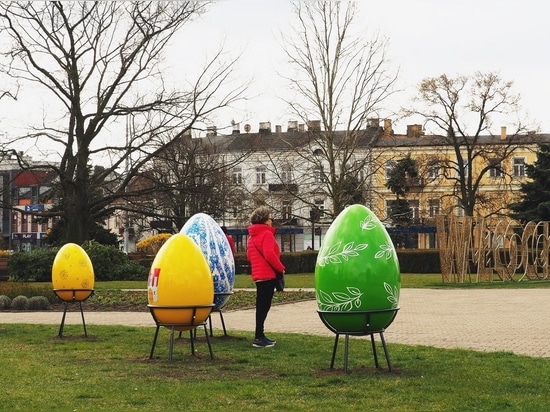 Decoraciones de Pascua en fibra de vidrio: Huevos, conejos y gallinas personalizables para elevar los espacios urbanos