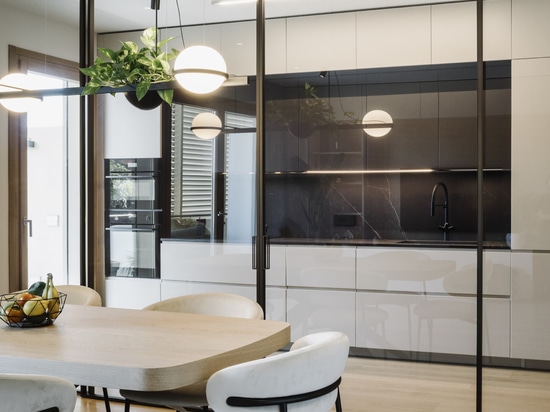 Rasgos contemporáneos, detalles refinados: en Cagliari, las soluciones Ritmonio añaden personalidad y carácter a los ambientes de baño de la vivienda de una joven pareja.