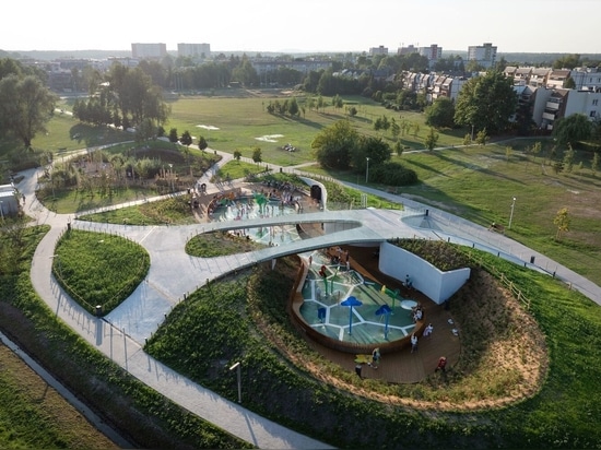 Juegos infantiles en el parque Jaworek de Tychy / RS + Robert Skitek