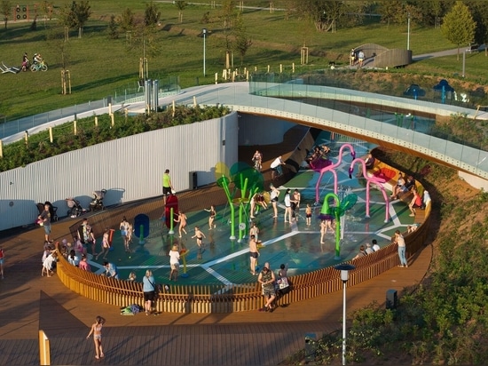 Juegos infantiles en el parque Jaworek de Tychy / RS + Robert Skitek