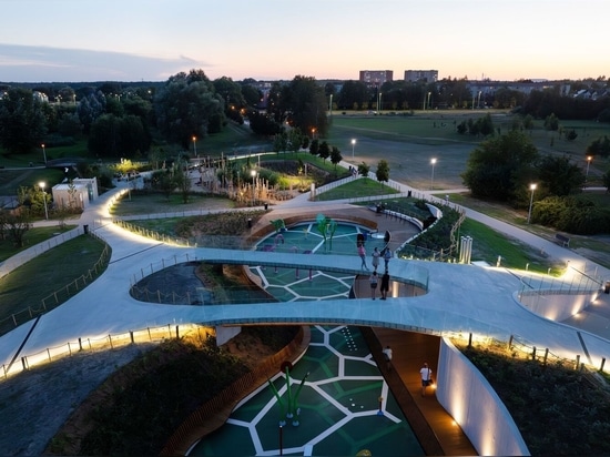 Juegos infantiles en el parque Jaworek de Tychy / RS + Robert Skitek