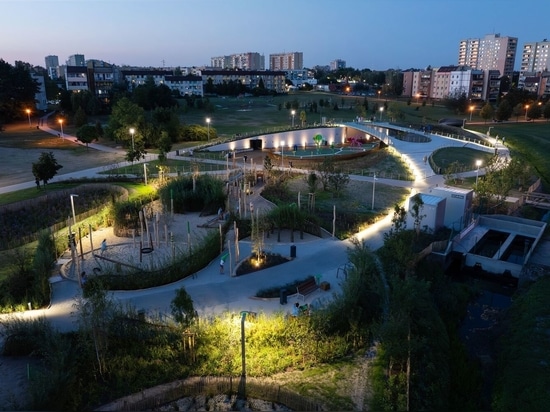 Juegos infantiles en el parque Jaworek de Tychy / RS + Robert Skitek