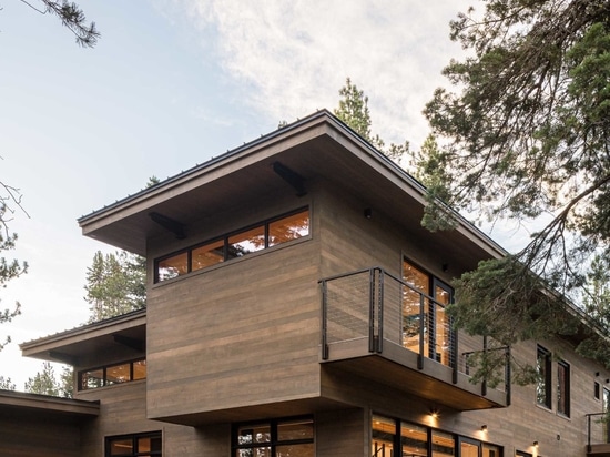 Una paleta de materiales naturales intencionadamente apagada pero refinada para una casa en Lake Tahoe