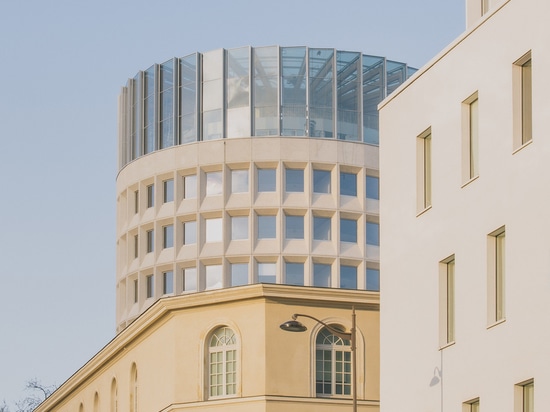 La corona de cristal prismático de Maud Caubet Architectes amplía la torre de oficinas Racine en París