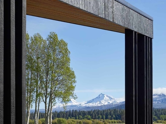 Un cálido interior de madera contrasta con el exterior de cedro negro carbonizado de este rancho de Oregón