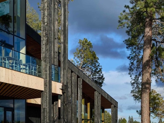 Un cálido interior de madera contrasta con el exterior de cedro negro carbonizado de este rancho de Oregón