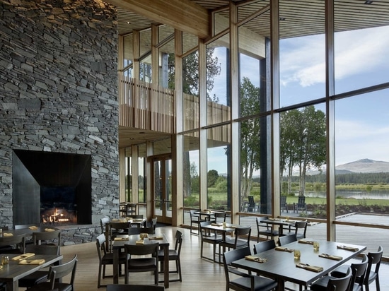 Un cálido interior de madera contrasta con el exterior de cedro negro carbonizado de este rancho de Oregón