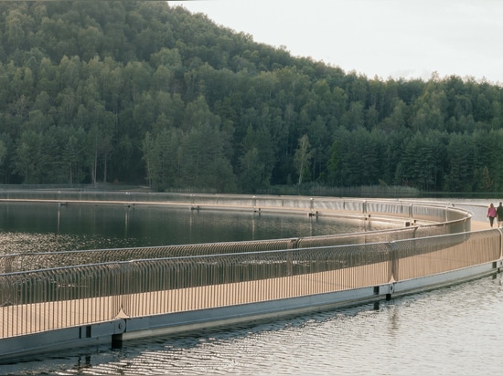 BuroLandschap tiende un puente para bicicletas sobre un lago en una antigua mina de carbón belga