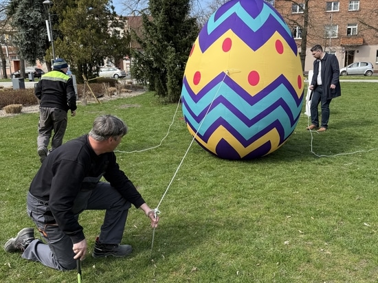Decoración de Pascua hinchable que combina impacto visual y eficiencia de almacenamiento
