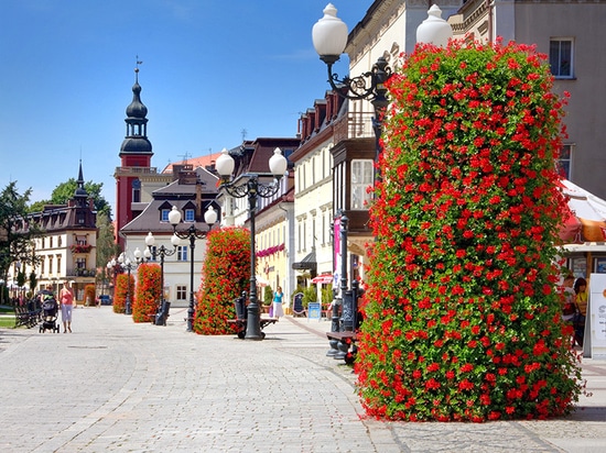 Torres florales: Jardines verticales que redefinen los espacios verdes urbanos