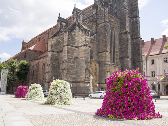 Torres florales: Jardines verticales que redefinen los espacios verdes urbanos
