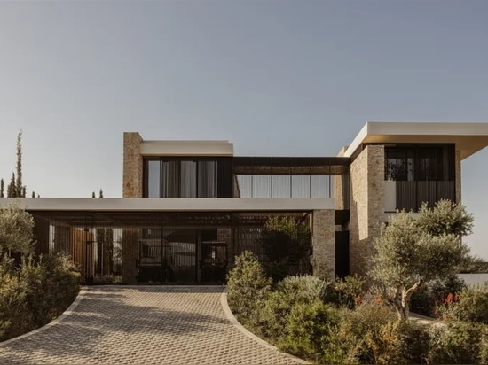 Una casa de Costa Navarino se asoma al mar entre olivares