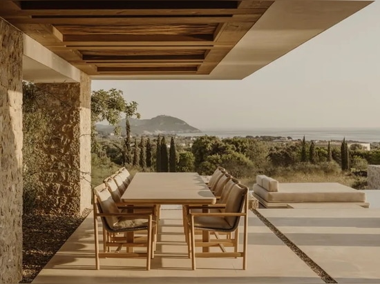 Una casa de Costa Navarino se asoma al mar entre olivares