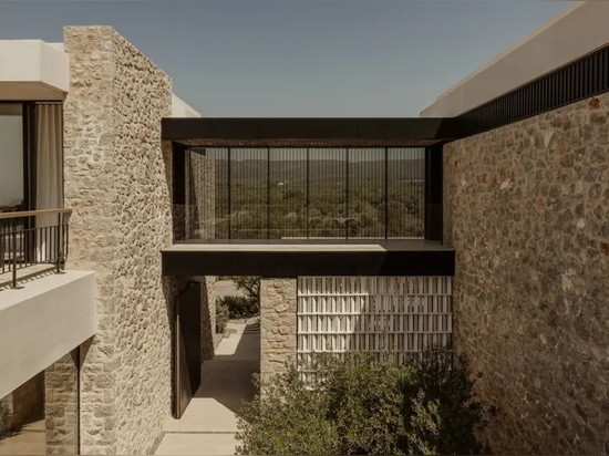 Una casa de Costa Navarino se asoma al mar entre olivares