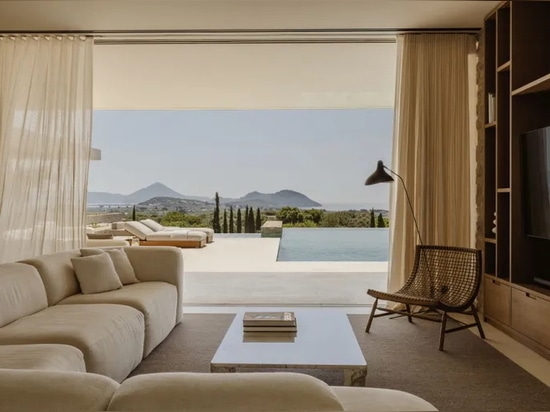 Una casa de Costa Navarino se asoma al mar entre olivares