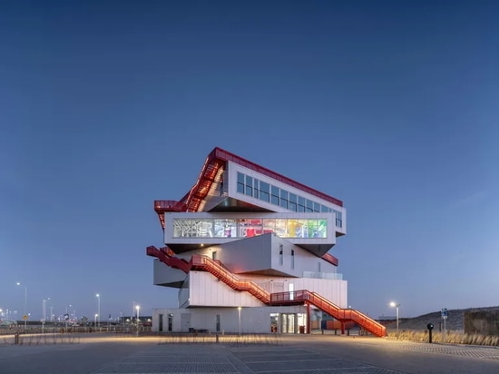 Portlantis es un nuevo centro de visitantes de Rotterdam que conecta a los visitantes con su rico espíritu marítimo