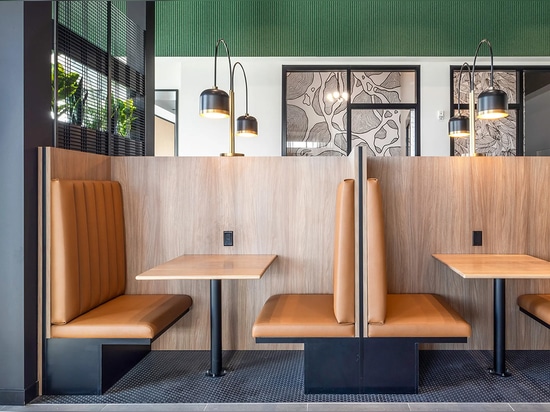 La jardinera de interior incorpora la malla soldada Banker WDZ-539 como enrejado en este espacio de coworking.