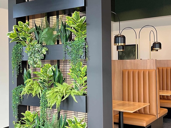 La jardinera de interior incorpora la malla soldada Banker WDZ-539 como enrejado en este espacio de coworking.