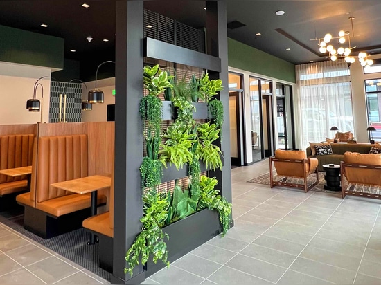 La jardinera de interior incorpora la malla soldada Banker WDZ-539 como enrejado en este espacio de coworking.