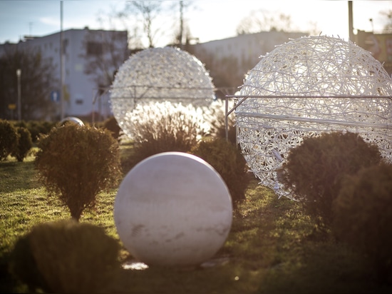 Esferas caladas: Decoración urbana versátil para todas las estaciones