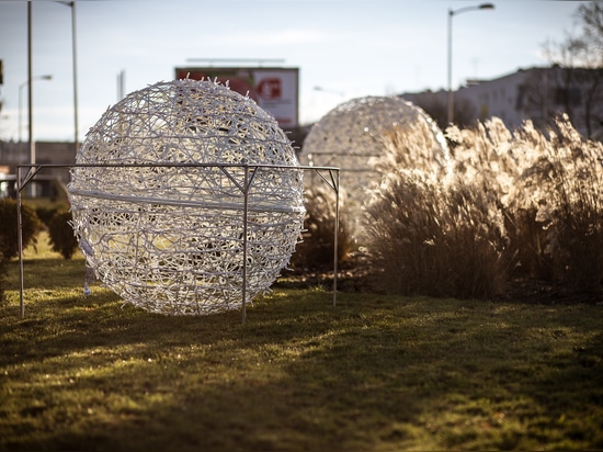 Esferas caladas: Decoración urbana versátil para todas las estaciones