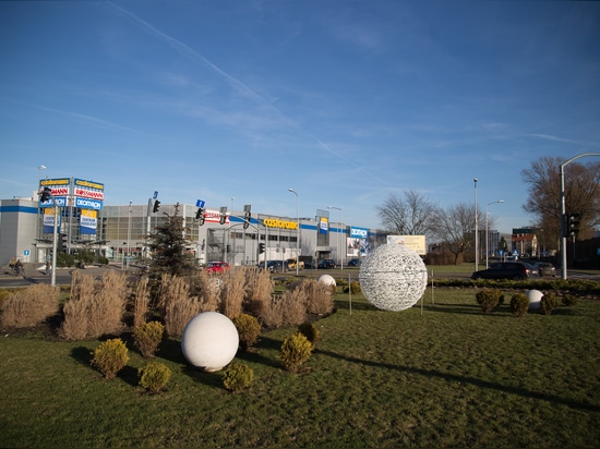 Esferas caladas: Decoración urbana versátil para todas las estaciones