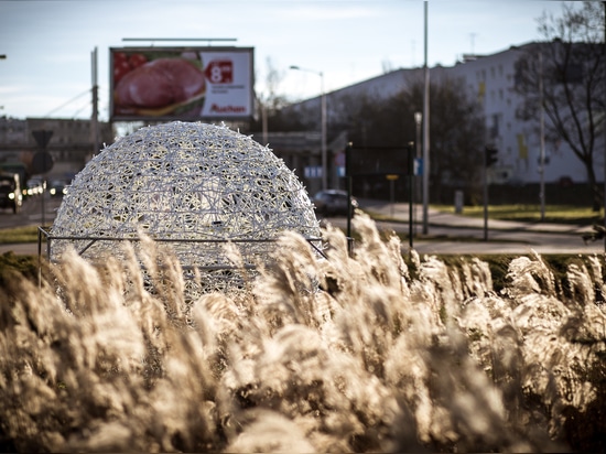 Esferas caladas: Decoración urbana versátil para todas las estaciones