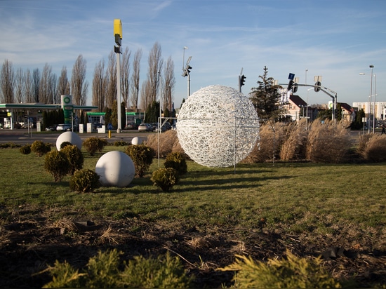 Esferas caladas: Decoración urbana versátil para todas las estaciones
