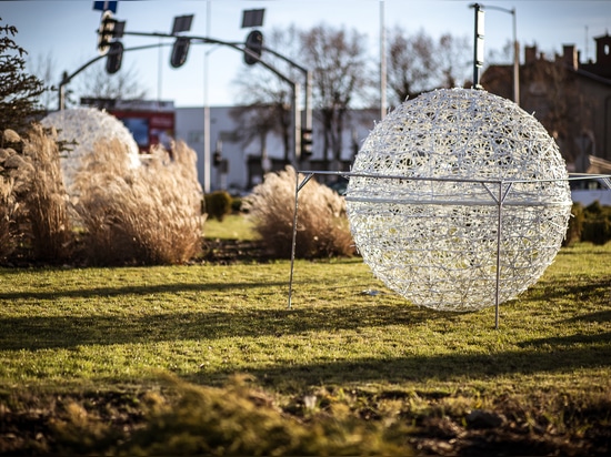 Esferas caladas: Decoración urbana versátil para todas las estaciones