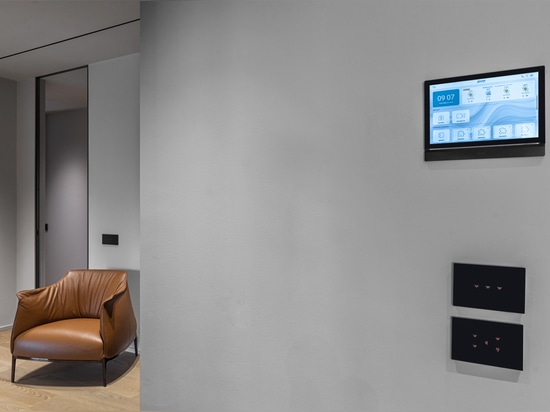Domótica AVE en un apartamento junto al mar: diseño, confort y tecnología